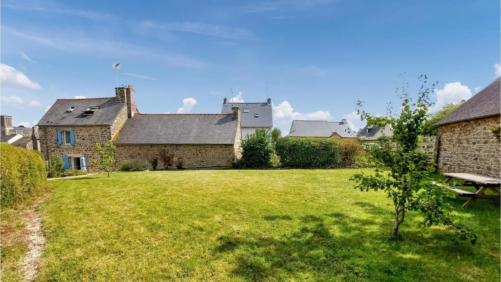 2 Bedroom Amazing Home In Saint-Clet 0*,